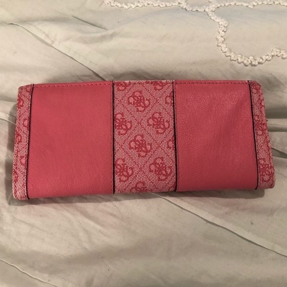 Authentic Guess Wallet - Picture 5 of 8